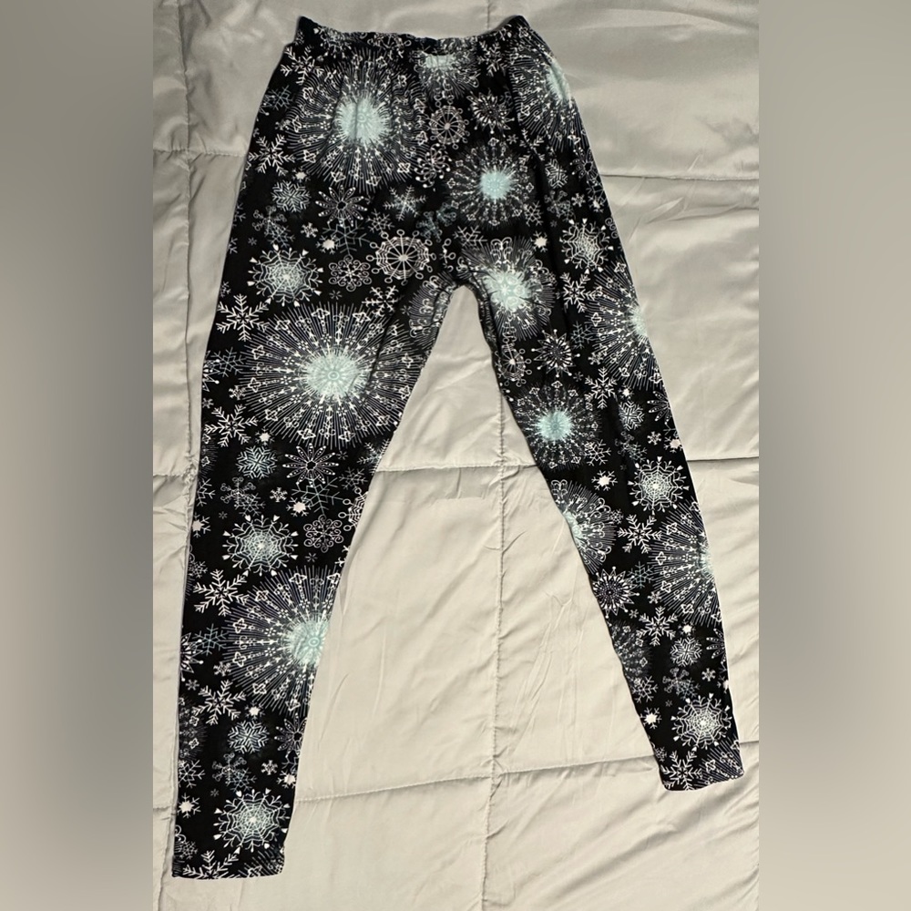 winter wonderland snowflake super soft leggings